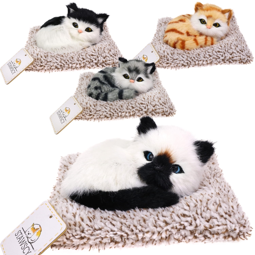 Realistyczny Kotek Figurka Na Poduszce w Posłanku Maskotka Stawscy.jpg