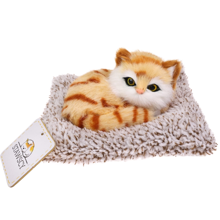 Realistyczny Kotek Figurka Na Poduszce w Posłanku Maskotka Stawscy Rudy.jpg