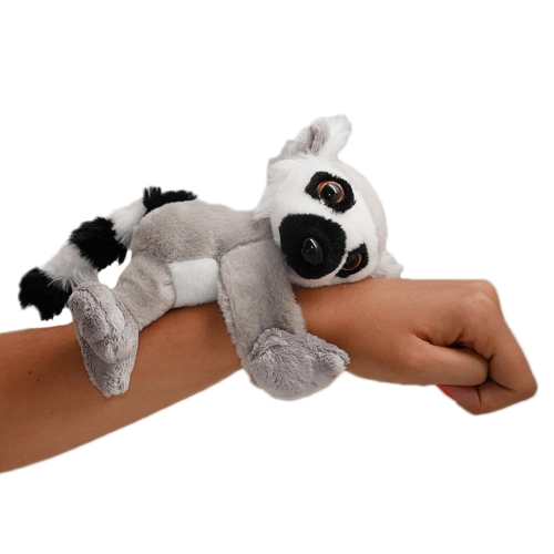 MASKOTKA LEMUR NA RĘKĘ 2.jpg