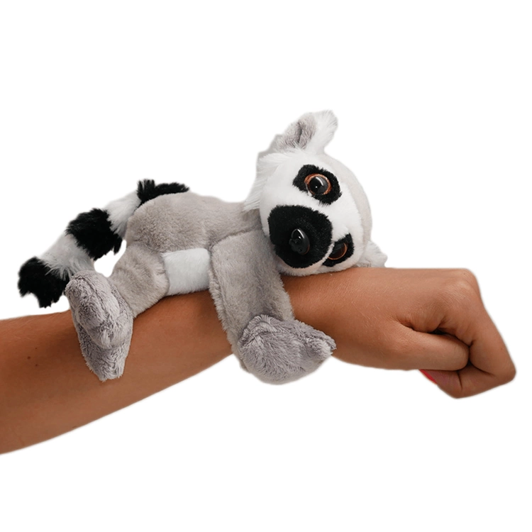 MASKOTKA LEMUR NA RĘKĘ 2.jpg